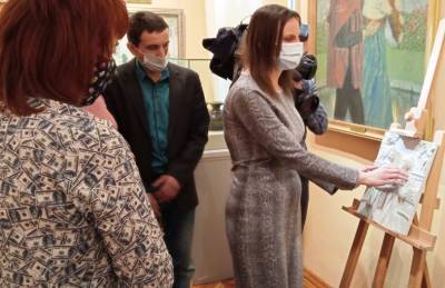 В Астраханской картинной галереи открылась выставка для незрячих