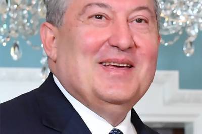 Президент Армении обратился в КС из-за увольнения главы Генштаба