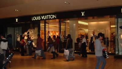 Полиция Шанхая поймала торговавших поддельными сумками Louis Vuitton мошенников