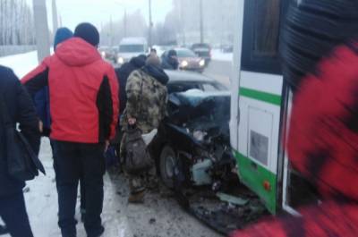 В Тюмени Mitsubishi въехала в автобус, водитель легкового автомобиля погиб