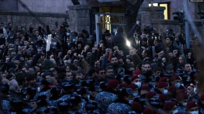 Вазген Манукян - В Ереване демонстранты блокировали парламент Армении - inform-ua.info - Ереван