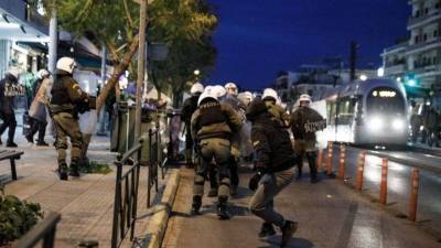 Полиция в Греции применила слезоточивый газ и водометы для разгона протестующих