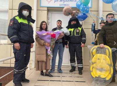 В Ростове инспекторы ДПС помогли супружеской паре вовремя доехать до роддома