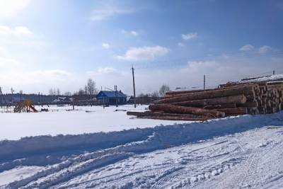 Огромные бревна складируют возле детской площадки в Тверской области