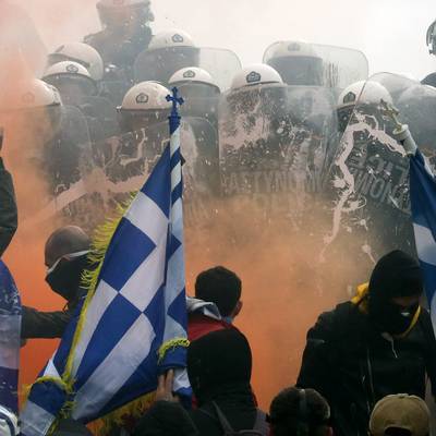 Десять человек арестованы в Афинах, где продолжаются беспорядки