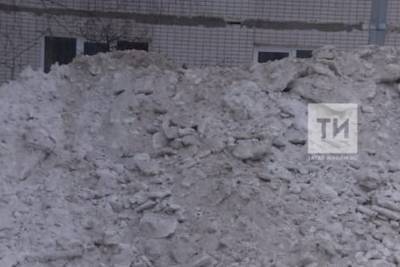 Жители Набережных Челнов пожаловались на сваленные у домов горы снега