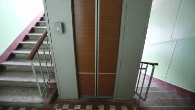 В Красноярске мужчина с битой устроил погром в кабине лифта