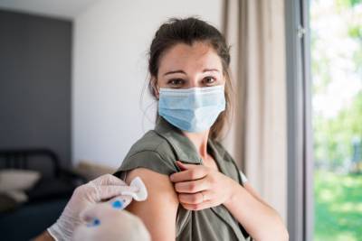 Маски не нужны: в США заключили рекомендации вакцинированных против коронавируса