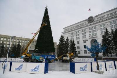 В Кемерове на площади Советов начали разбирать новогоднюю ёлку