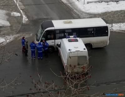 Скорая помощь и муниципальный автобус столкнулись в Южно-Сахалинске