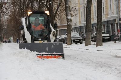Три бригады и 15 единиц техники убирают снег в Пскове