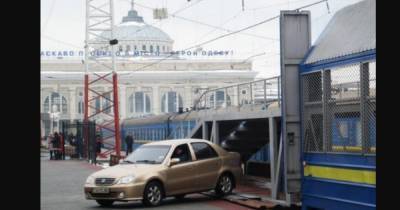 Укрзализныця возобновила курсирование вагонов-автомобилевозов в составе ряда поездов
