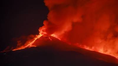 Непрекращающийся дождь из осколков лавы: на Сицилии извергается вулкан Этна