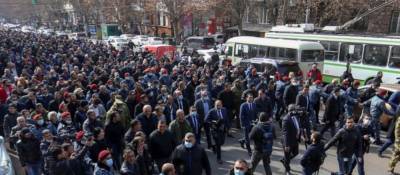 В Армении у здания парламента начались столкновения протестующих и полиции