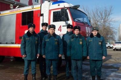 Астраханские спасатели вытащили из воды провалившегося под лед мужчину на реке Царев