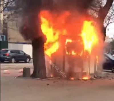 Огненное ЧП на остановке в Одессе, видео пожара: "сгорел дотла"