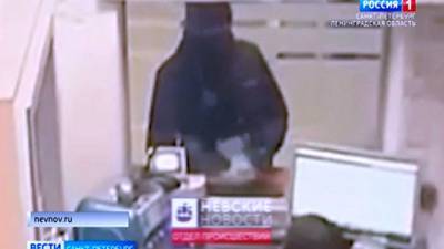 В Петербурге неизвестный ограбил банк, угрожая "гранатой"