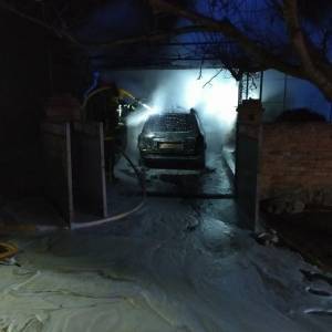 В Запорожской области в частном дворе загорелся автомобиль. Фото