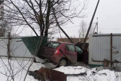 В Пскове пьяный водитель протаранил металлический забор