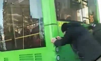 Полный салон людей: харьковчане принялись заводить тролейбус "с толкача", чтобы добраться на работу