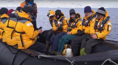 Пингвин спасся от косаток, запрыгнув в лодку к туристам (Видео)