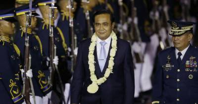 Премьер Таиланда во время пресс-конференции разозлился на журналистов и "окропил" их дезинфектором