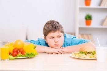Тяжкая доля: медики уточнили последствия избыточного веса для детей