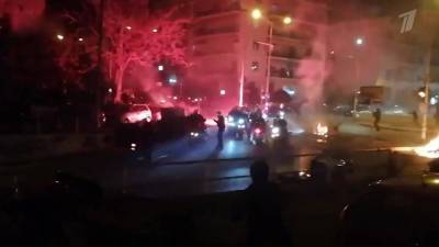 Улицы Афин заволокло дымом от горящих фаеров и слезоточивого газа