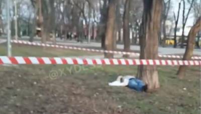 В сквере Одессы нашли тело человека, всё оцеплено: кадры с места трагедии