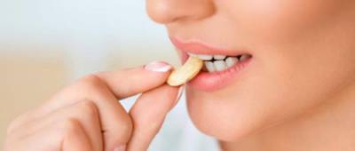 Медик назвала корисні перекуси, які допоможуть очистити зуби від нальоту