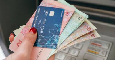 В Украине может стать платным открытия новых банковских карточек