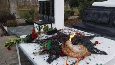 Был пьян и не в настроении: кто сжег венок на "Вечном огне" в Крыму