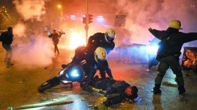 В Афинах силовики применили слезоточивый газ для разгона протестующих (ВИДЕО)