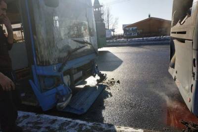 В Архангельске на остановке столкнулись пассажирские автобусы