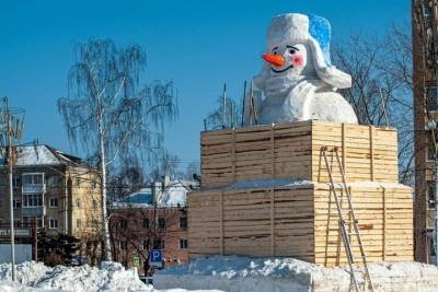 В Рыбинске скульпторы ваяют снеговика рекордной высоты - 7 метров