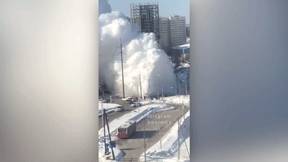 Гейзер в центре города: улицы в Перми заливает кипяток из трубы теплосети — видео