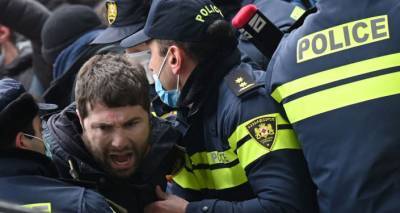 Акция у офиса "Грузинской мечты" - полиция задержала несколько человек