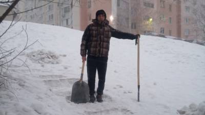 Я очень люблю людей: Саратовский инвалид бесплатно чистит улицы от снега