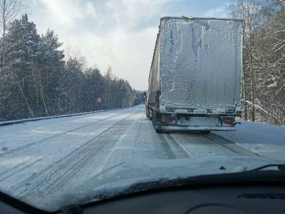 На трассе М-5 в Челябинской области из-за снегопада ввели ограничения для большегрузов