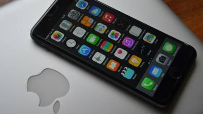 Apple заявила о намерениях сократить производство смартфонов