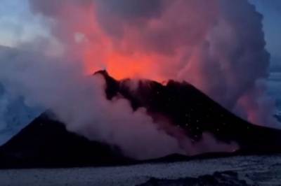 На Камчатке извергается вулкан Ключевская Сопка- видео