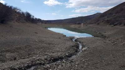 В Крыму обмелело изумрудное озеро