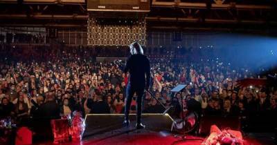Олег Винник дал концерт для "волчиц" без масок и в переполненном зале в Броварах (ФОТО)