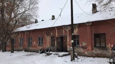 Жильцы старого дома в Барнауле подверглись смертельной опасности из-за прорыва трубы