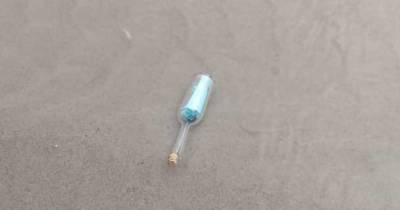 "Хочу избавиться от алкогольной зависимости": калининградец нашёл бутылку с записками на берегу моря