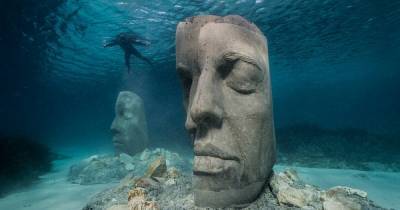 У побережья Канн открыли подводный музей с бетонными головами
