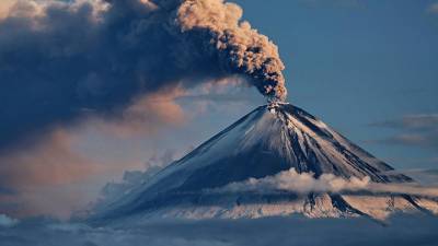 Экстремалы сняли на видео впечатляющее извержение вулкана Ключевской