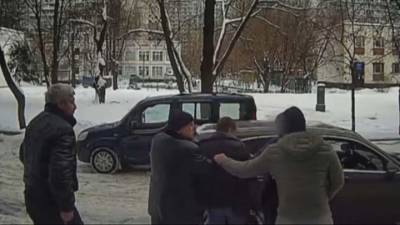 Четверо мужчин вывезли москвича на кладбище из-за долга в 5 тысяч рублей