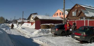 В Рязанском районе жители получили уведомления о штрафах за оставленные у домов машины
