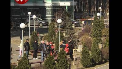 Скончалась на месте: в Киеве женщина упала с многоэтажки